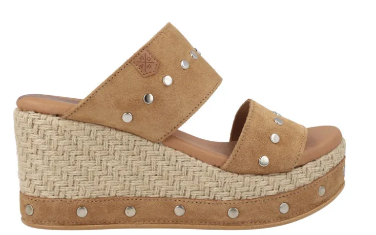 Alpargatas Marion cuero con plataforma y tachas