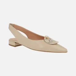 Bailarinas de piel beige destalonadas con adorno circular