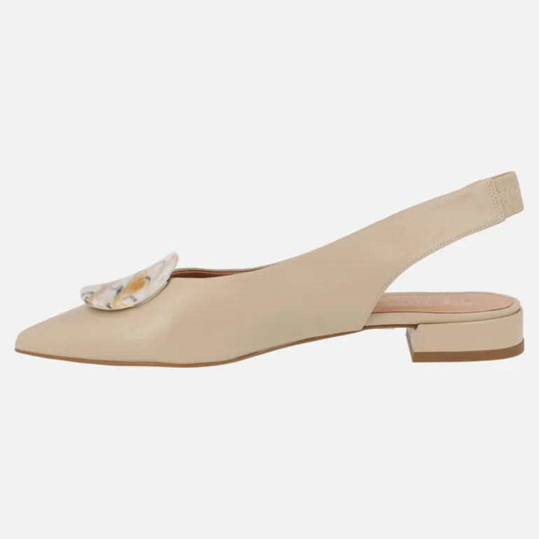Bailarinas de piel beige destalonadas con adorno circular