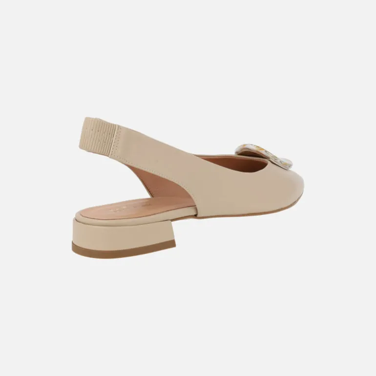 Bailarinas de piel beige destalonadas con adorno circular