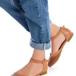 Bailarinas de piel con picados y pulsera al tobillo