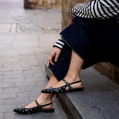 Bailarinas de piel destalonadas con pulsera al empeine y remaches