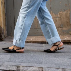 Bailarinas destalonadas con detalle de tachas metálicas