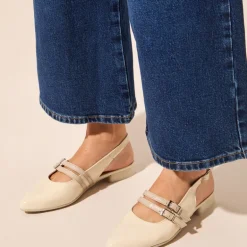 Bailarinas destalonadas en charol beige con pulseras en taupe