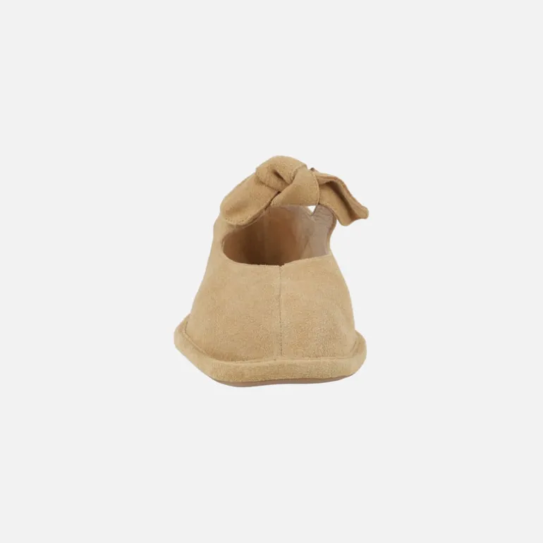Bailarinas estilo merceditas en serraje camel con lazo al empeine