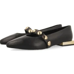 Bailarinas negras de piel con tira de tachas doradas Muhlbach