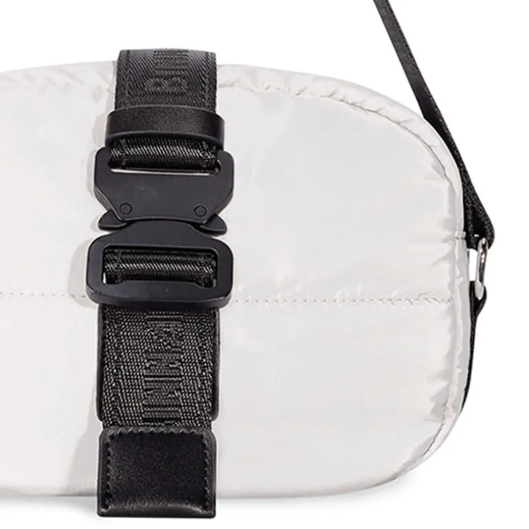 Bandolera Maia en tejido acolchado gris nube