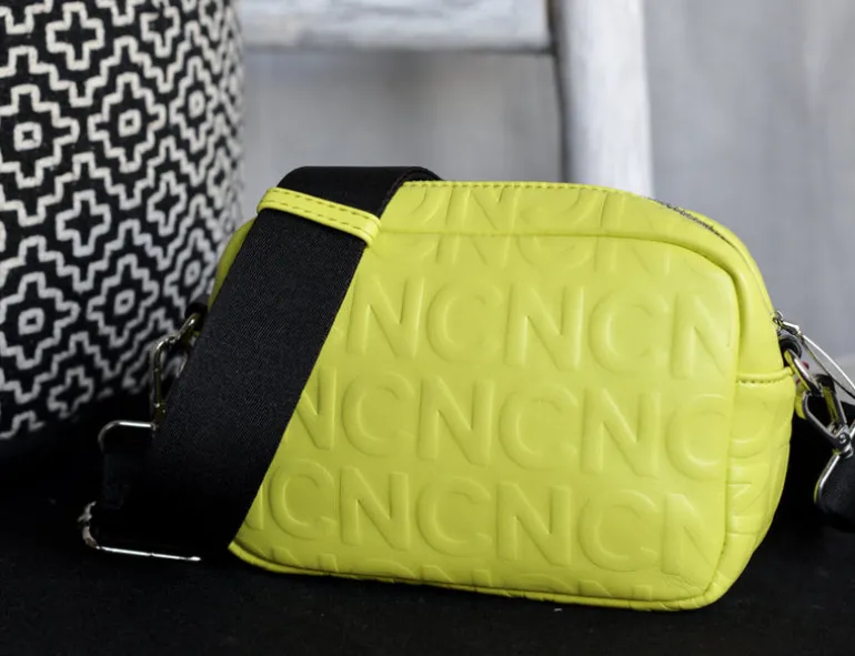 Bolsos bandolera en tonos flúor con letras N C