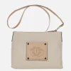 Bolsos de piel con asa bandolera regulable y parche con logo