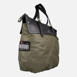 Bolsos para hombro en acolchado verde con detalles en negro
