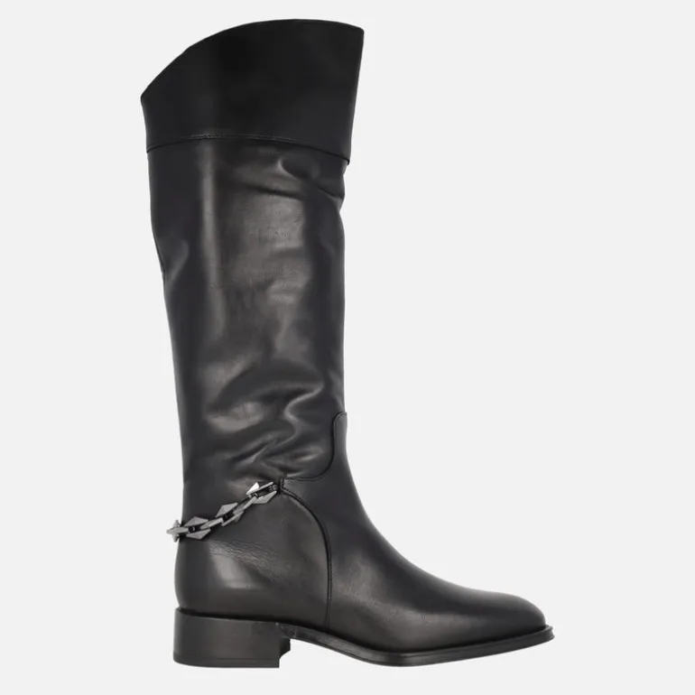 Botas altas de piel negra Couture con adorno de cadena en el talón