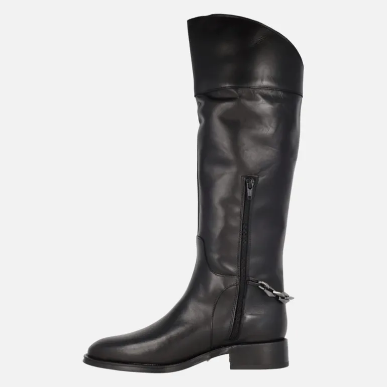 Botas altas de piel negra Couture con adorno de cadena en el talón