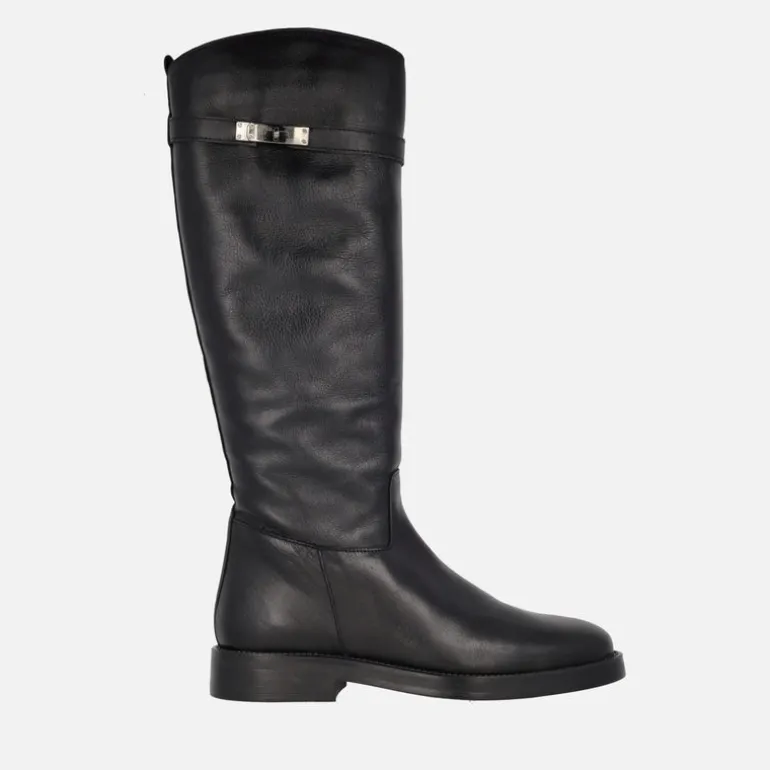 Botas altas en piel negra con adorno metálico