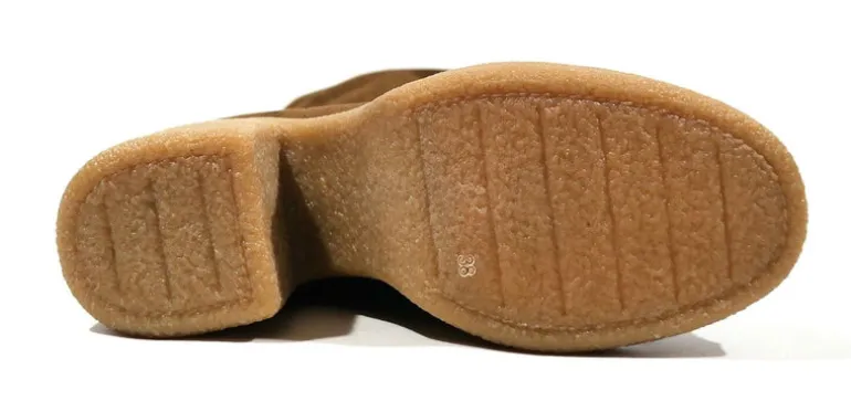Botas altas en tejido elástico marrón con tacones de goma
