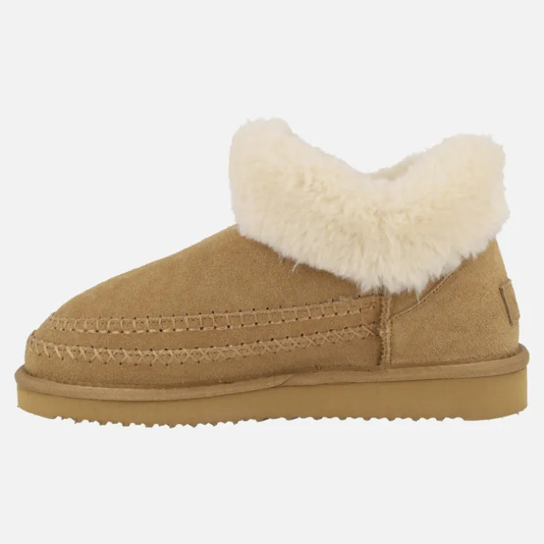 Botas bajas estilo australianas en serraje camel con cuello de pelo