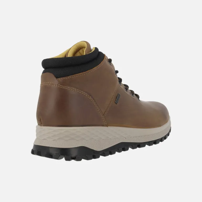 Botas de estilo deportivo en piel engrasada marron con Gore-tex