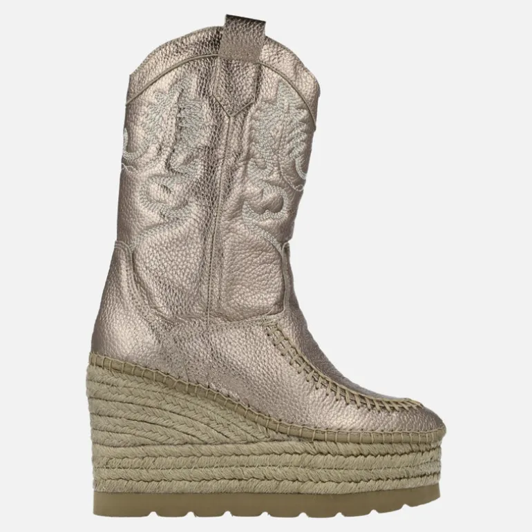 Botas de piel metalizada con bordados y cuña de yute