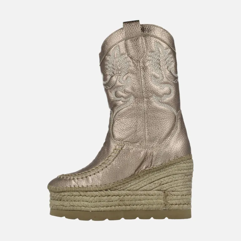 Botas de piel metalizada con bordados y cuña de yute