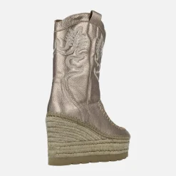 Botas de piel metalizada con bordados y cuña de yute