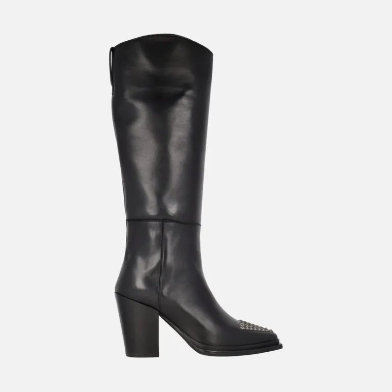 Botas de tacón con caña alta y tachas en la puntera Maysale