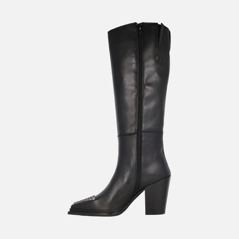 Botas de tacón con caña alta y tachas en la puntera Maysale