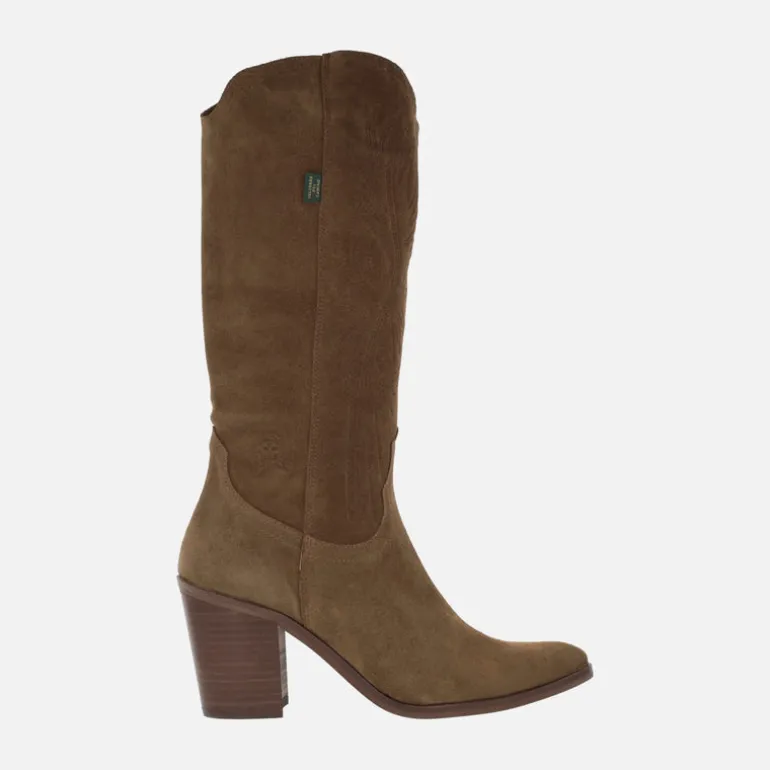 Botas de tacón en serraje cuero con bordados en la caña