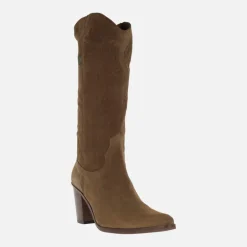 Botas de tacón en serraje cuero con bordados en la caña