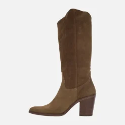 Botas de tacón en serraje cuero con bordados en la caña
