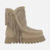 Botas joya en serraje beige con tachas y flecos
