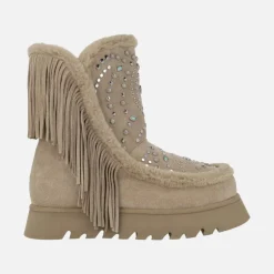 Botas joya en serraje beige con tachas y flecos