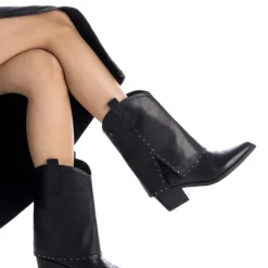 Botas negras de piel Carmela estilo cowboy con detalle de tachas