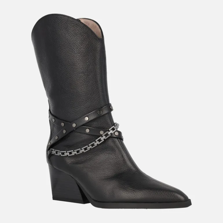 Botas negras de piel estilo cowboy con cadena y remaches de Hispanitas