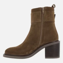 Botines Alpe Evolet en serraje cuero con adorno metálico