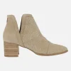 Botines Azahara grabado de Popa en serraje beige con detalle de picados