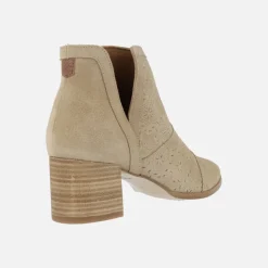 Botines Azahara grabado de Popa en serraje beige con detalle de picados