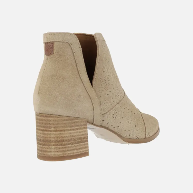 Botines Azahara grabado de Popa en serraje beige con detalle de picados