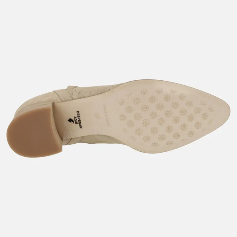 Botines Azahara grabado de Popa en serraje beige con detalle de picados