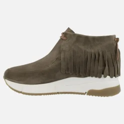 Botines bajos en serraje taupe con flecos