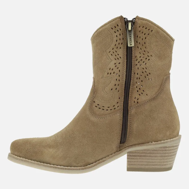 Botines camperos de serraje color camel con picados