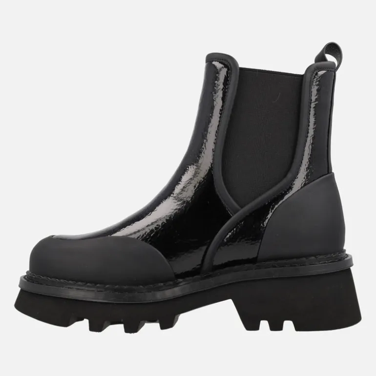 Botines chelsea en charol negro con piso track Ring