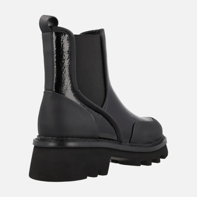 Botines chelsea en charol negro con piso track Ring