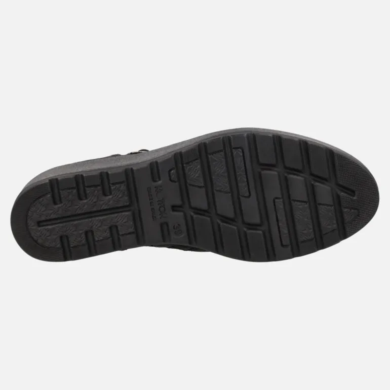 Botines confort en piel negra con adorno de hebilla