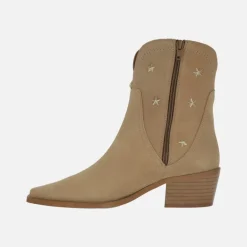 Botines cowboy en serraje camel con estrellas doradas