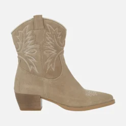 Botines cowboy Yanina en serraje beige con bordados