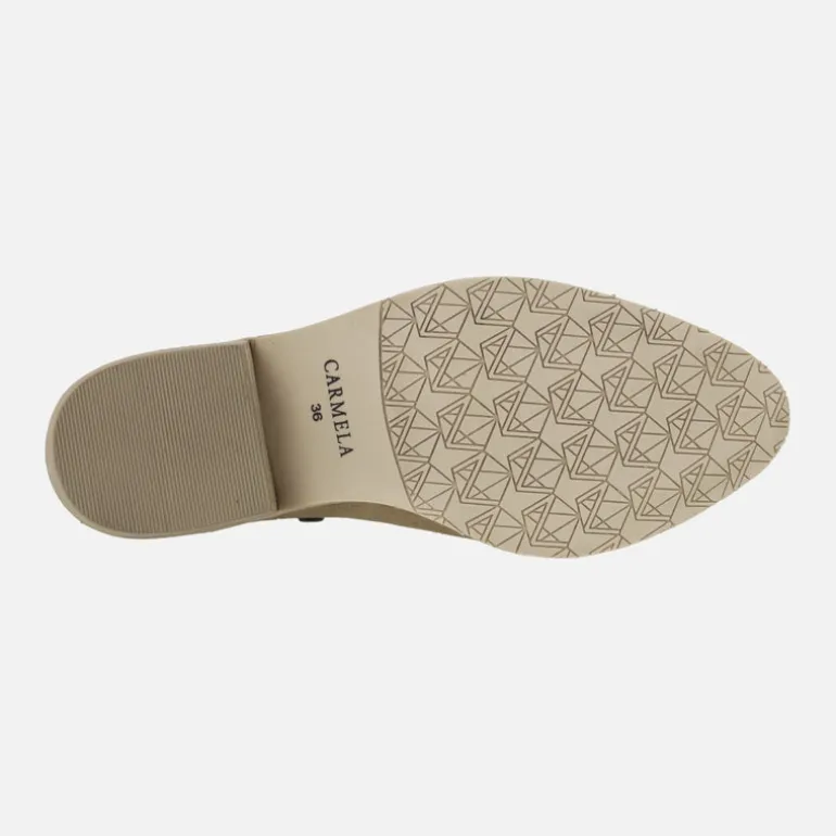 Botines Cut out con remaches y cremallera trasera