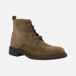 Botines de cordones en serraje marron con detalles metálicos