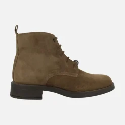 Botines de cordones en serraje marron con detalles metálicos