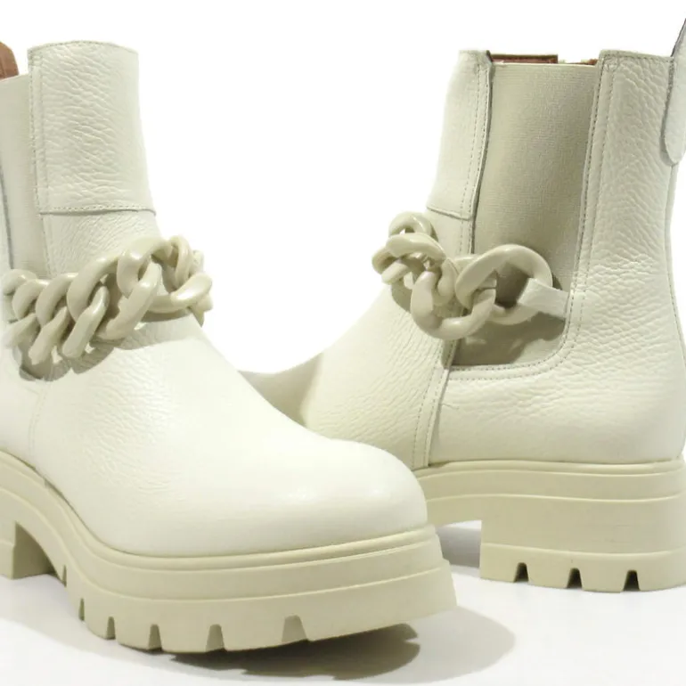 Botines de piel con adorno de cadena para mujer