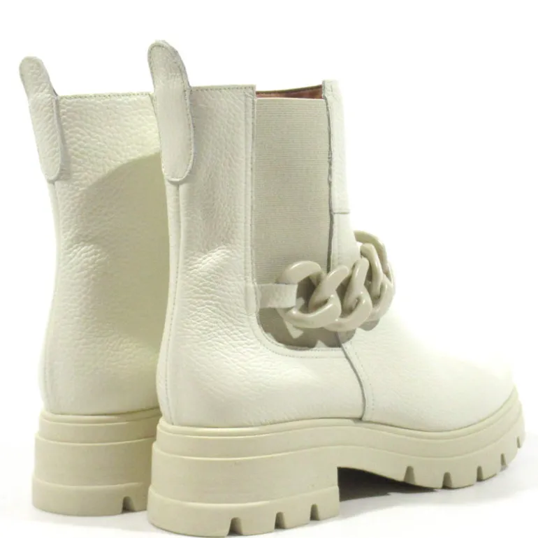 Botines de piel con adorno de cadena para mujer