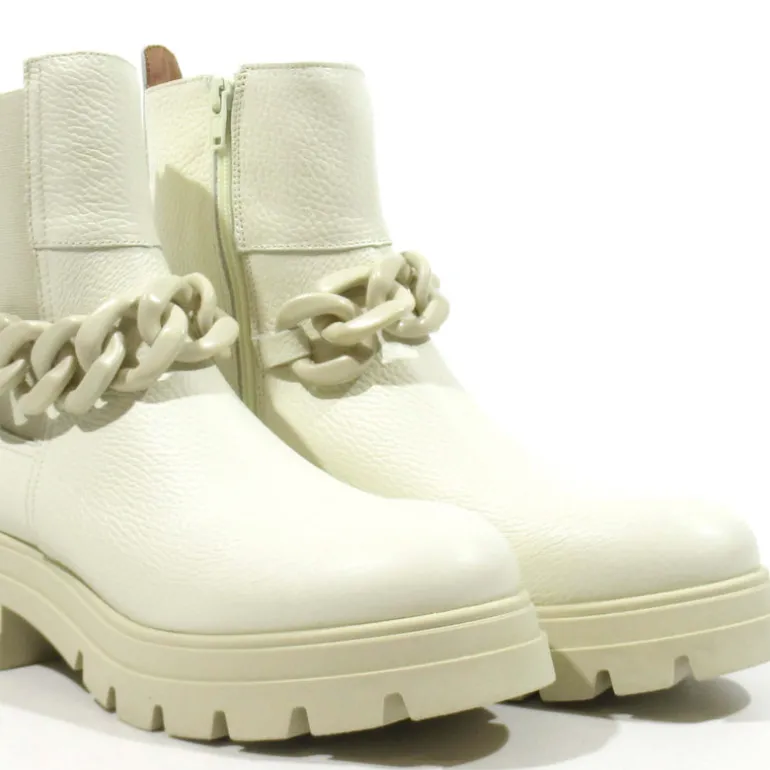 Botines de piel con adorno de cadena para mujer